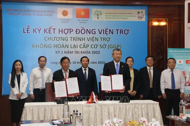 Japan donates ambulances, medical equipment to Vietnamese locality